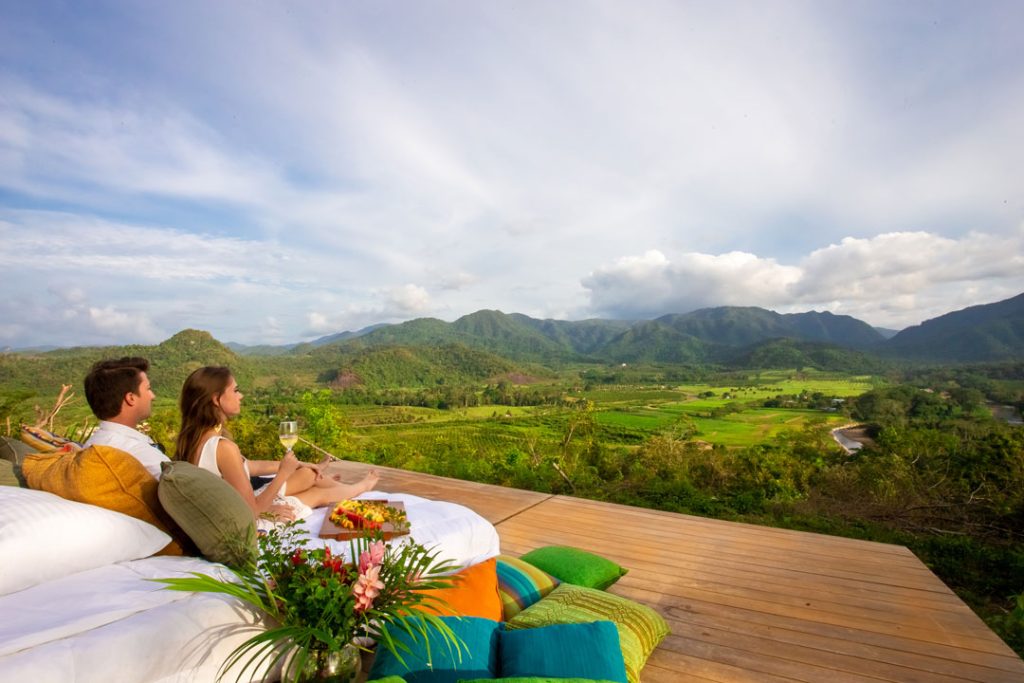 A couple having breakfast at the cliff at The Rainforest Lodge at Sleeping Giant